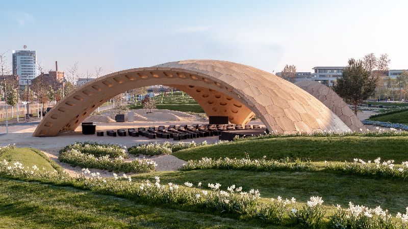 Der BUGA Holzpavillon bettet sich ideal in die dynamische Landschaft der Sommerinsel ein. (Quelle: ICD/ITKE Universität Stuttgart)