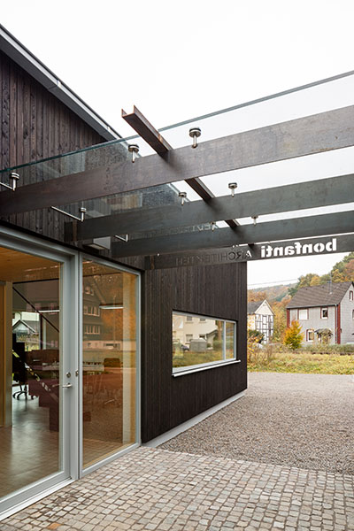 Eingangsbereich (außen) (Quelle: Moll/Schoepgens Fotodesign GbR)